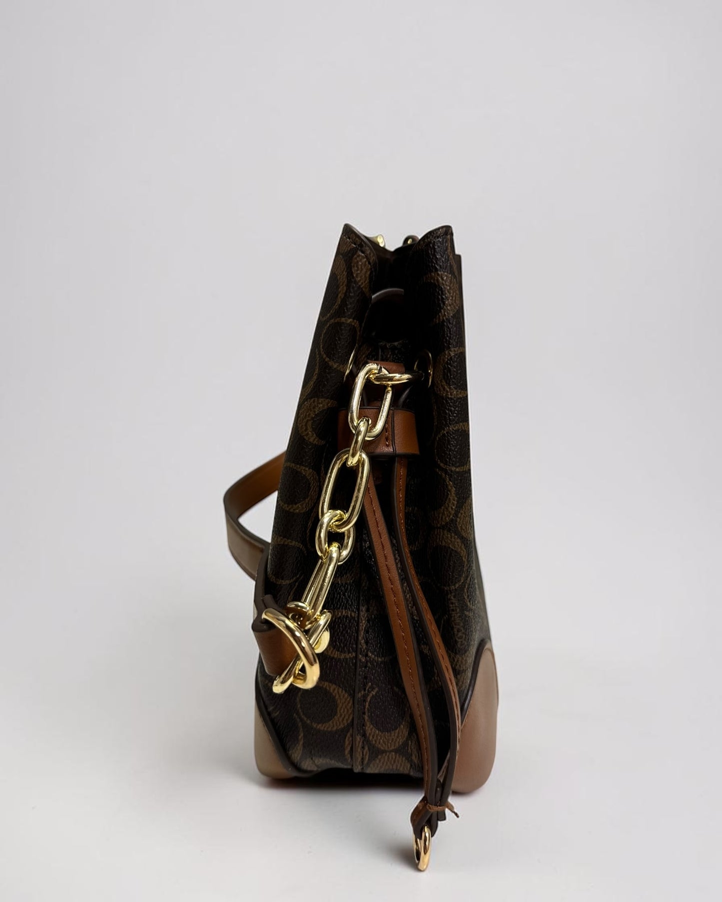 Coconuda logo-printed bucket bag