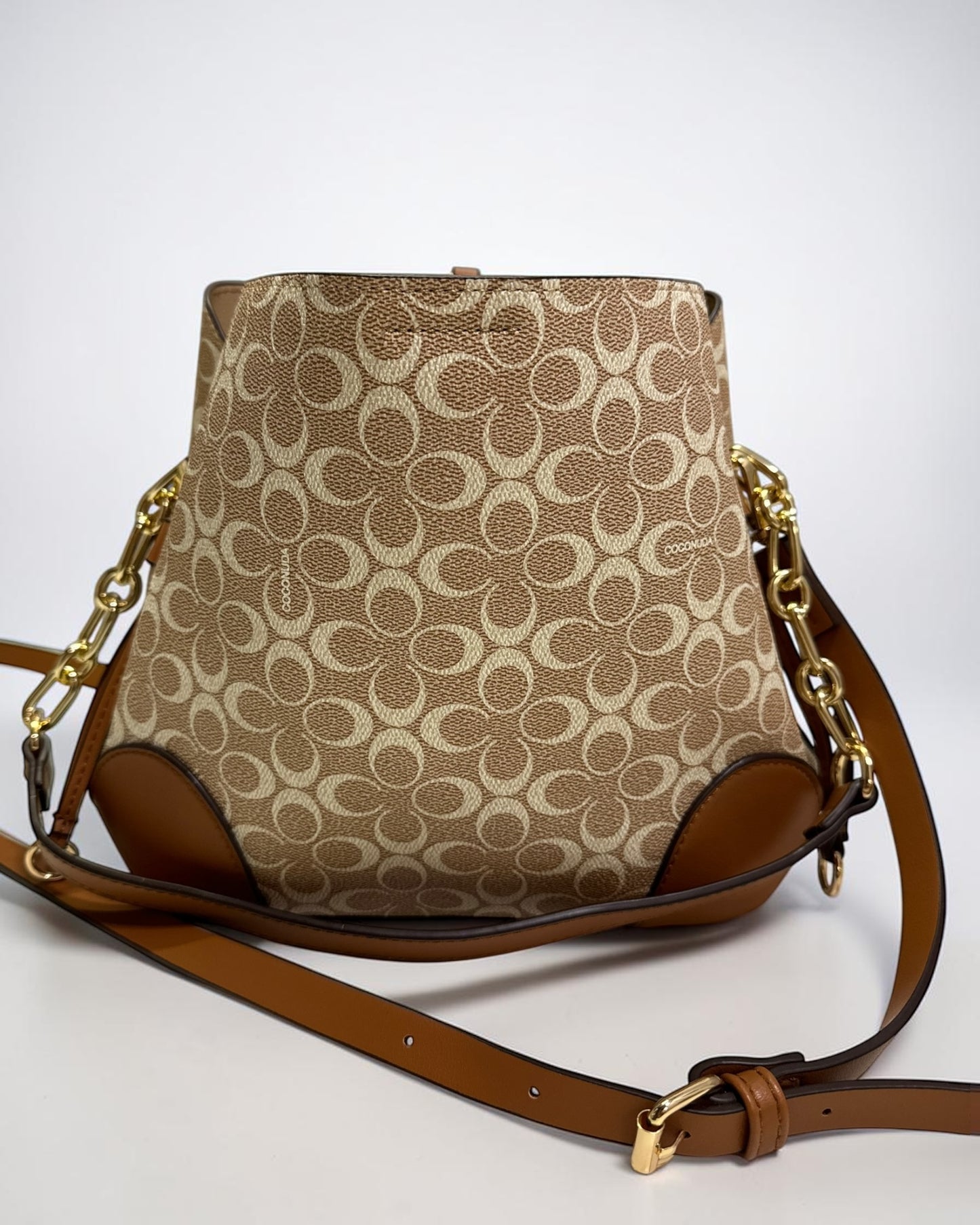 Coconuda logo-printed bucket bag