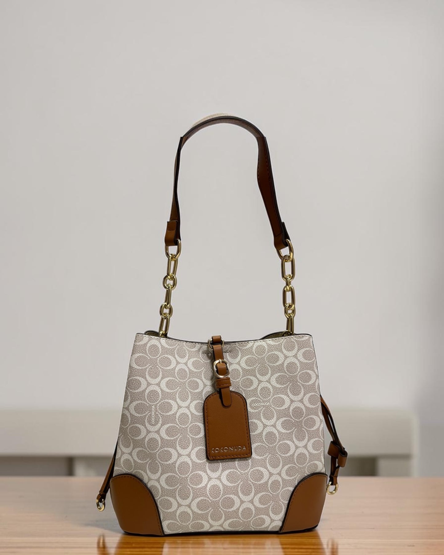 Coconuda logo-printed bucket bag