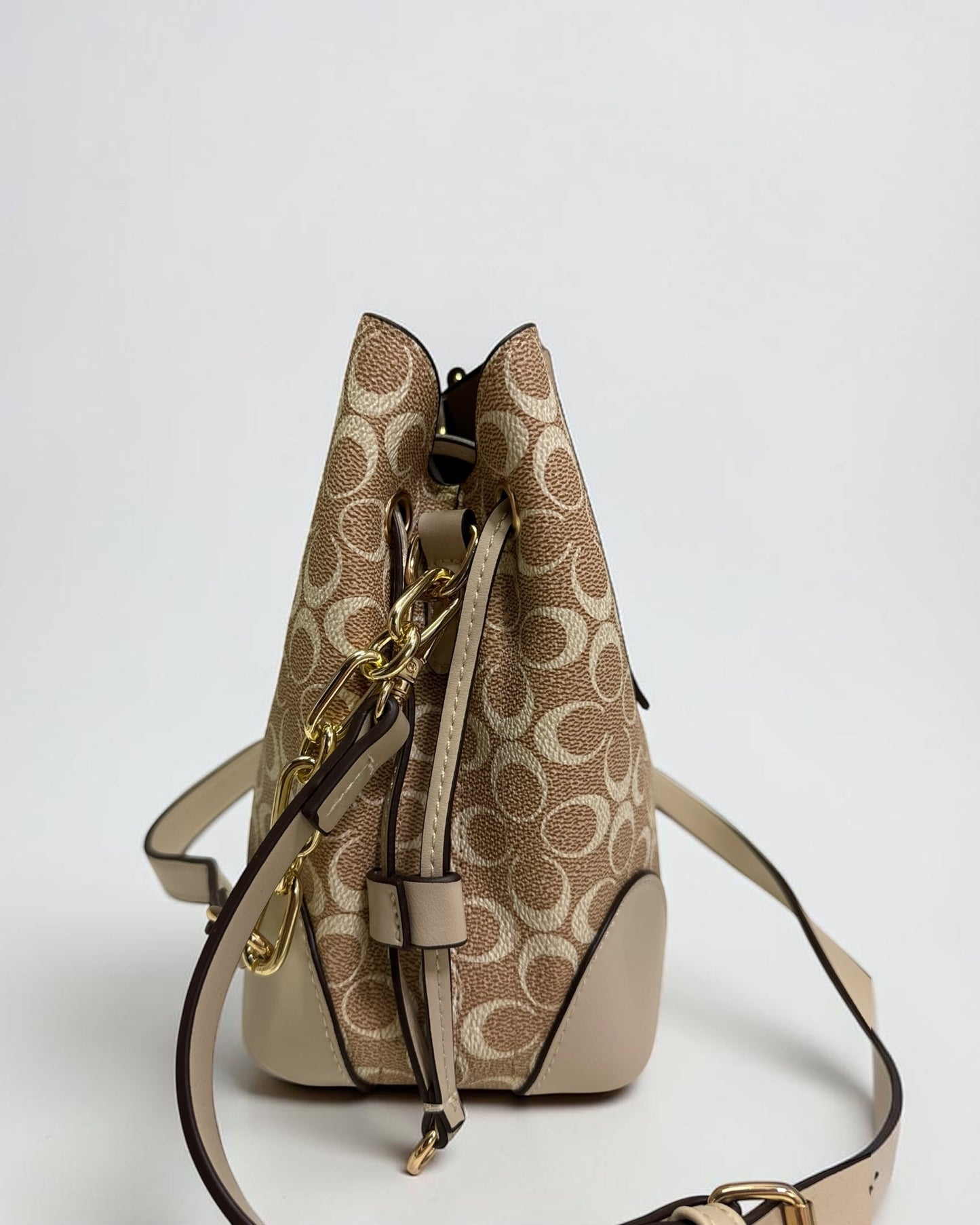 Coconuda logo-printed bucket bag