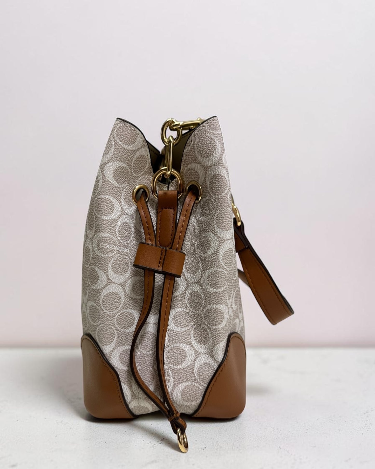Coconuda logo-printed bucket bag